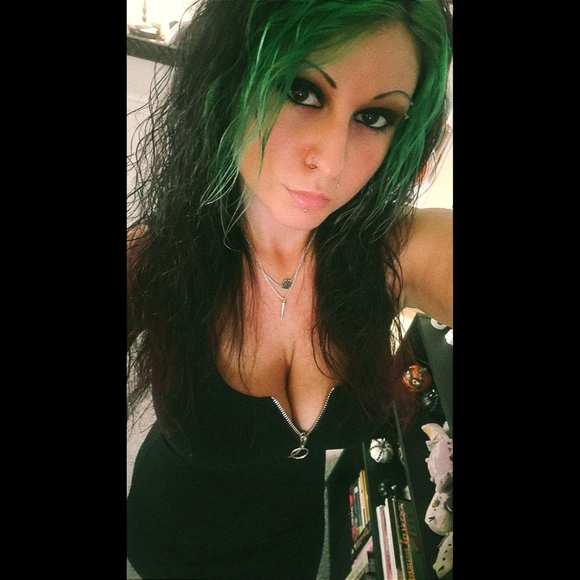 💜🖤💚 Shop my fabulous, ever growing closet! 💜🖤💚 - Picture 3 of 10